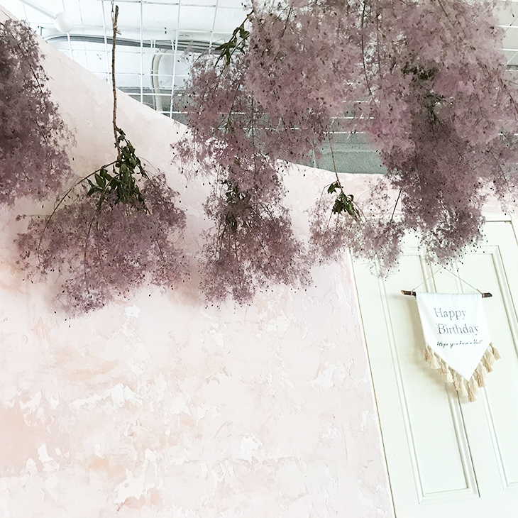 ピンクの漆喰の壁とお花がかわいい