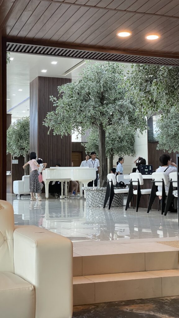 グランドピアノも。受付に日本人スタッフもいるので安心