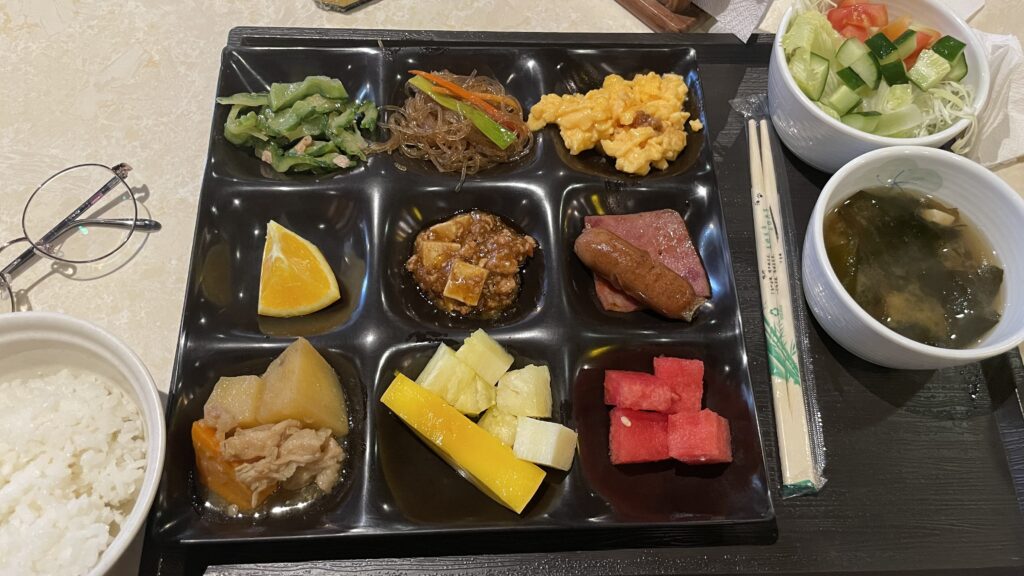 毎朝日本食や生野菜が出てくるのは貴重