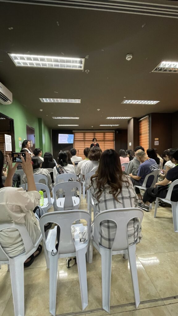 卒業式の日に開催される英語でのプレゼンの模様